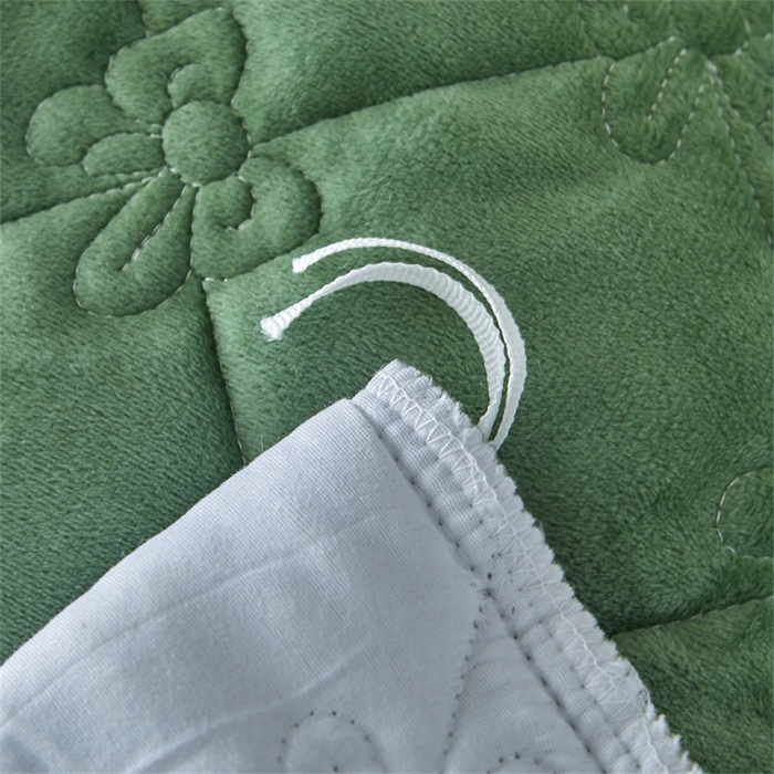 91家纺网 家纺一手货源 找家纺 屹成家纺2025新款水晶绒夹棉绗缝蕾丝床裙三件套（塞纳河畔）床裙单件起售价不低于105元 橄榄绿