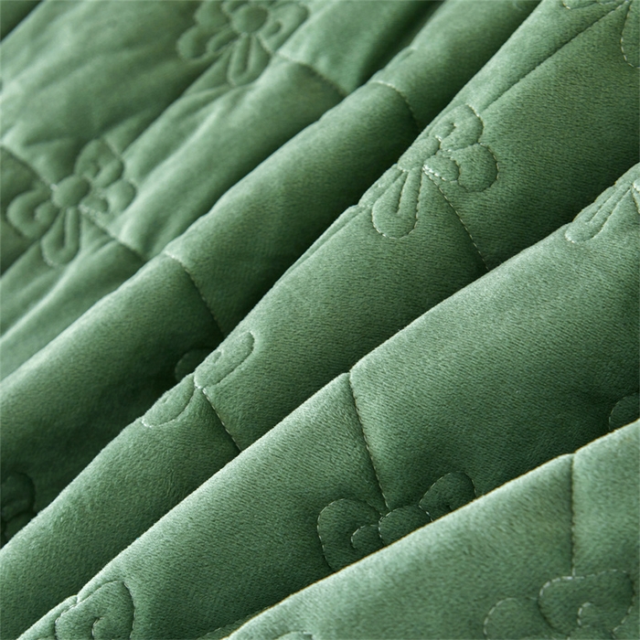 91家纺网 家纺一手货源 找家纺 屹成家纺2025新款水晶绒夹棉绗缝蕾丝床裙三件套（塞纳河畔）床裙单件起售价不低于105元 橄榄绿