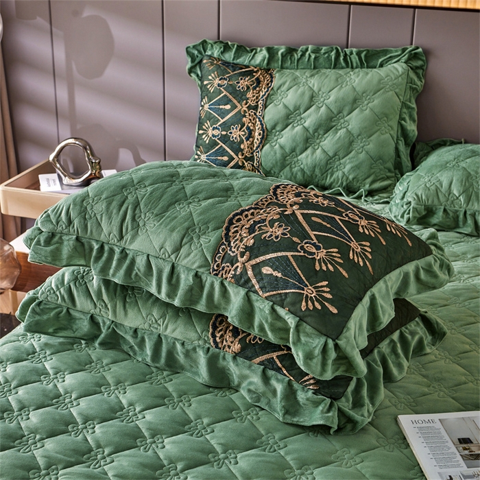 91家纺网 家纺一手货源 找家纺 屹成家纺2025新款水晶绒夹棉绗缝蕾丝床裙三件套（塞纳河畔）床裙单件起售价不低于105元 橄榄绿