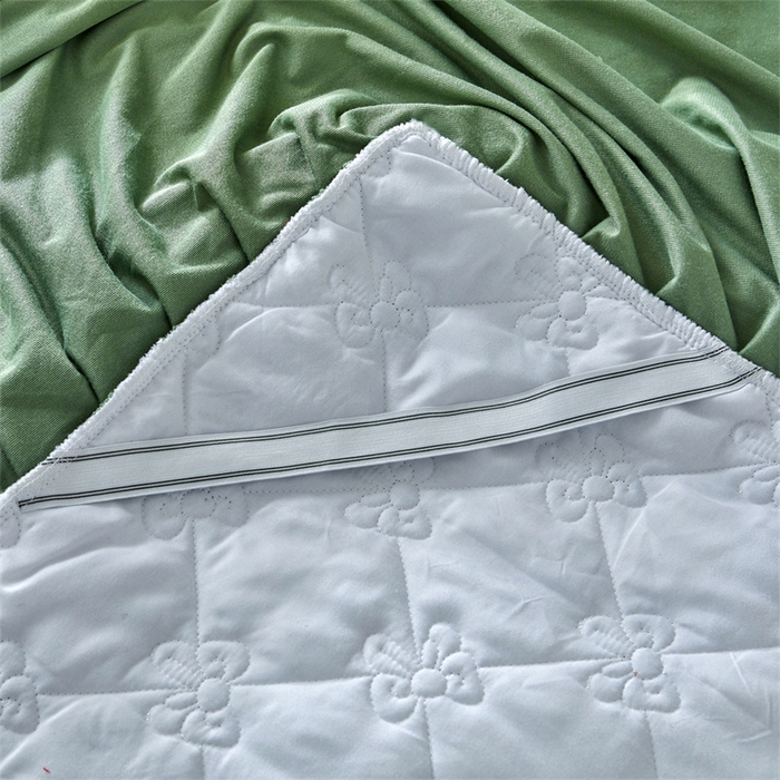 91家纺网 家纺一手货源 找家纺 屹成家纺2025新款水晶绒夹棉绗缝蕾丝床裙三件套（塞纳河畔）床裙单件起售价不低于105元 橄榄绿