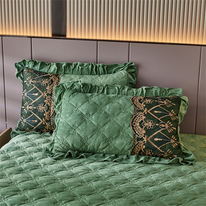 91家纺网 家纺一手货源 找家纺 屹成家纺2025新款水晶绒夹棉绗缝蕾丝床裙三件套（塞纳河畔）床裙单件起售价不低于105元 橄榄绿