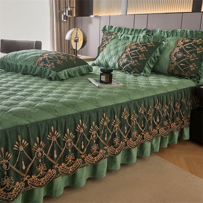 91家纺网 家纺一手货源 找家纺 屹成家纺2025新款水晶绒夹棉绗缝蕾丝床裙三件套（塞纳河畔）床裙单件起售价不低于105元 橄榄绿