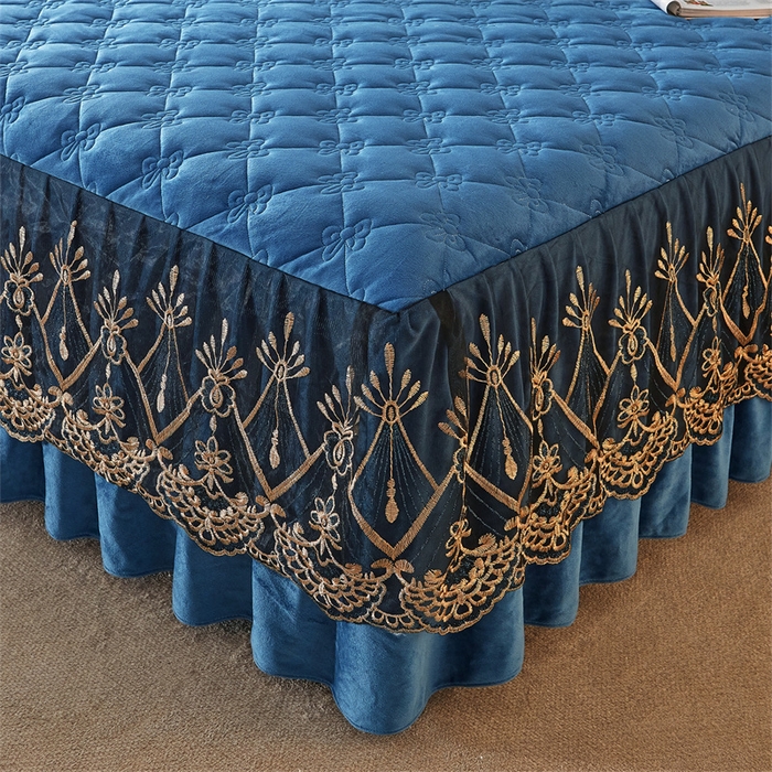 91家纺网 家纺一手货源 找家纺 屹成家纺2025新款水晶绒夹棉绗缝蕾丝床裙三件套（塞纳河畔）床裙单件起售价不低于105元 蔚蓝