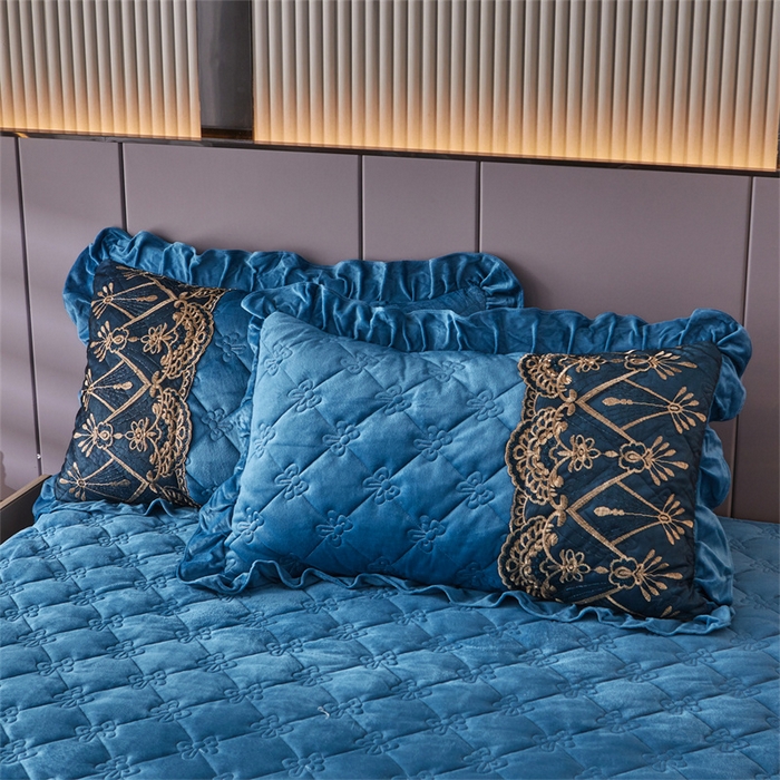 91家纺网 家纺一手货源 找家纺 屹成家纺2025新款水晶绒夹棉绗缝蕾丝床裙三件套（塞纳河畔）床裙单件起售价不低于105元 蔚蓝