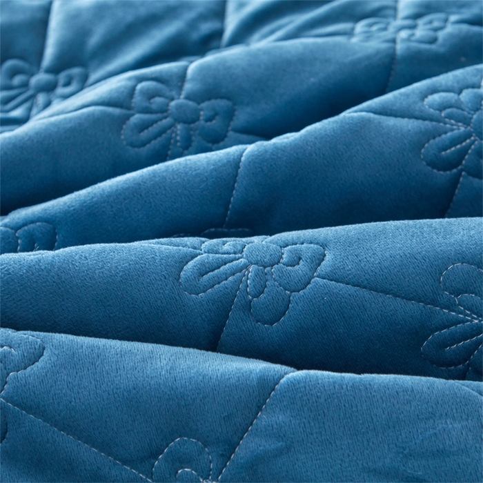 91家纺网 家纺一手货源 找家纺 屹成家纺2025新款水晶绒夹棉绗缝蕾丝床裙三件套（塞纳河畔）床裙单件起售价不低于105元 蔚蓝