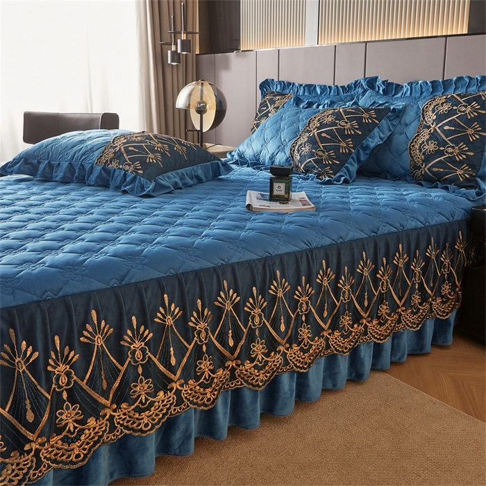 91家纺网 家纺一手货源 找家纺 屹成家纺2025新款水晶绒夹棉绗缝蕾丝床裙三件套（塞纳河畔）床裙单件起售价不低于105元 蔚蓝