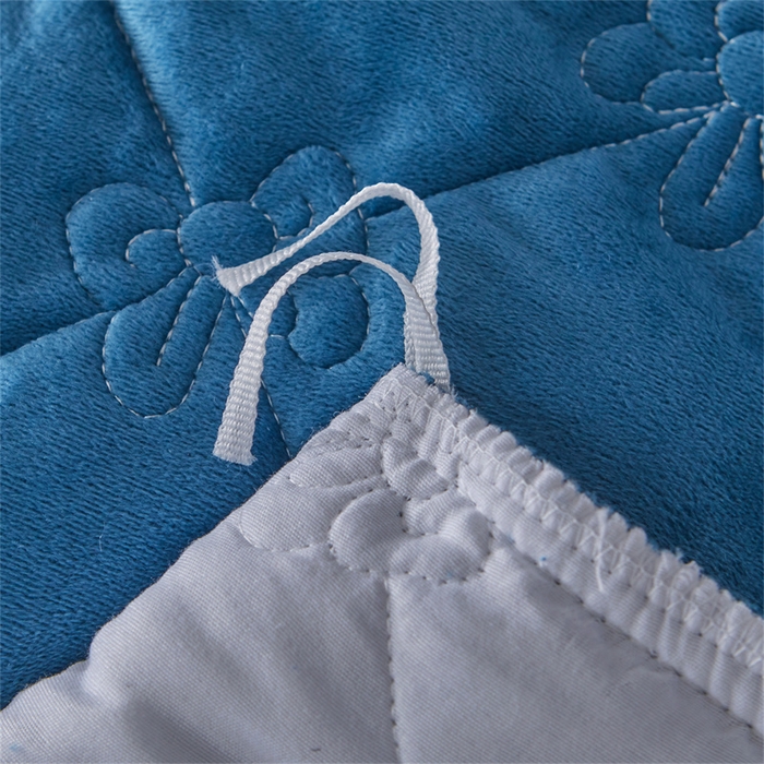 91家纺网 家纺一手货源 找家纺 屹成家纺2025新款水晶绒夹棉绗缝蕾丝床裙三件套（塞纳河畔）床裙单件起售价不低于105元 蔚蓝