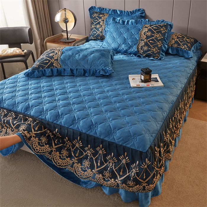 91家纺网 家纺一手货源 找家纺 屹成家纺2025新款水晶绒夹棉绗缝蕾丝床裙三件套（塞纳河畔）床裙单件起售价不低于105元 蔚蓝