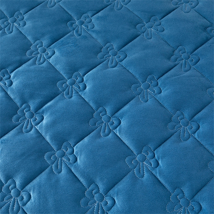 91家纺网 家纺一手货源 找家纺 屹成家纺2025新款水晶绒夹棉绗缝蕾丝床裙三件套（塞纳河畔）床裙单件起售价不低于105元 蔚蓝