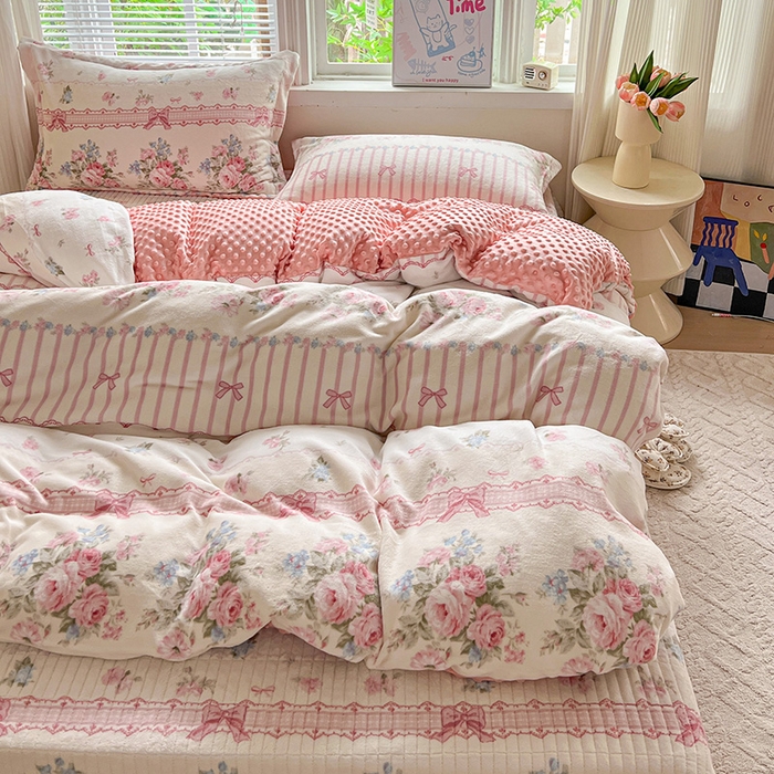 91家纺网 家纺一手货源 找家纺 一比一 2025新款加厚保暖豆豆牛奶绒床盖款四件套蔷薇语