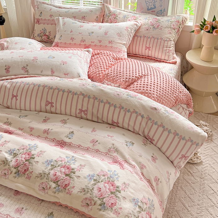 91家纺网 家纺一手货源 找家纺 一比一 2025新款加厚保暖豆豆牛奶绒床盖款四件套蔷薇语