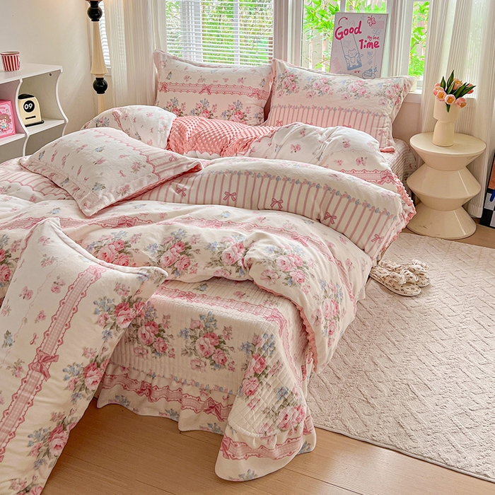 91家纺网 家纺一手货源 找家纺 一比一 2025新款加厚保暖豆豆牛奶绒床盖款四件套蔷薇语