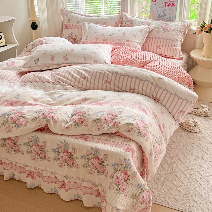 91家纺网 家纺一手货源 找家纺 一比一 2025新款加厚保暖豆豆牛奶绒床盖款四件套蔷薇语