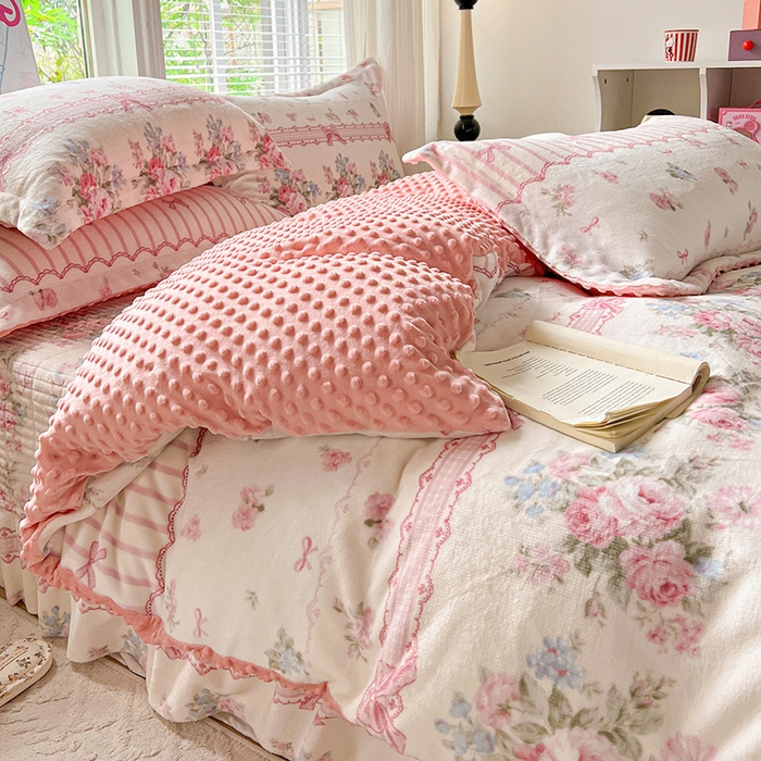 91家纺网 家纺一手货源 找家纺 一比一 2025新款加厚保暖豆豆牛奶绒床盖款四件套蔷薇语