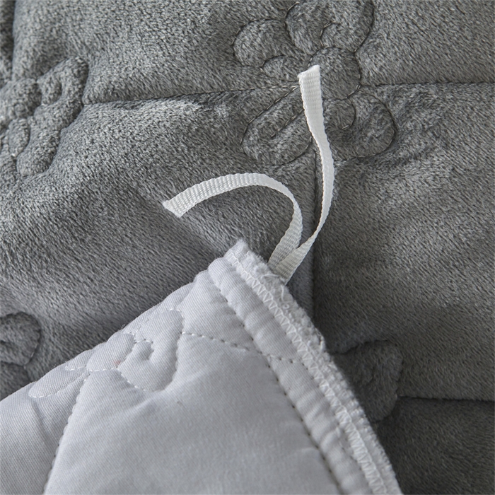 91家纺网 家纺一手货源 找家纺 屹成家纺2025新款水晶绒夹棉绗缝蕾丝床裙三件套（塞纳河畔）床裙单件起售价不低于105元 银灰