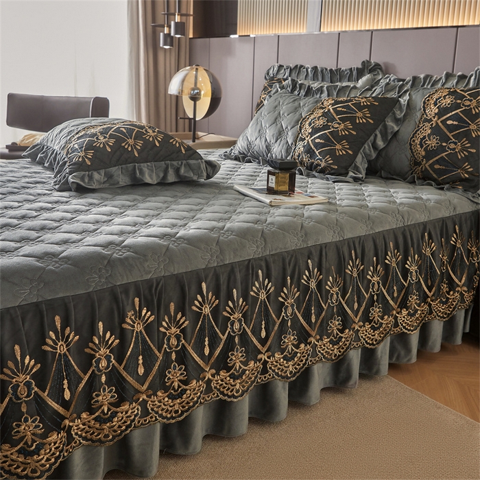 91家纺网 家纺一手货源 找家纺 屹成家纺2025新款水晶绒夹棉绗缝蕾丝床裙三件套（塞纳河畔）床裙单件起售价不低于105元 银灰