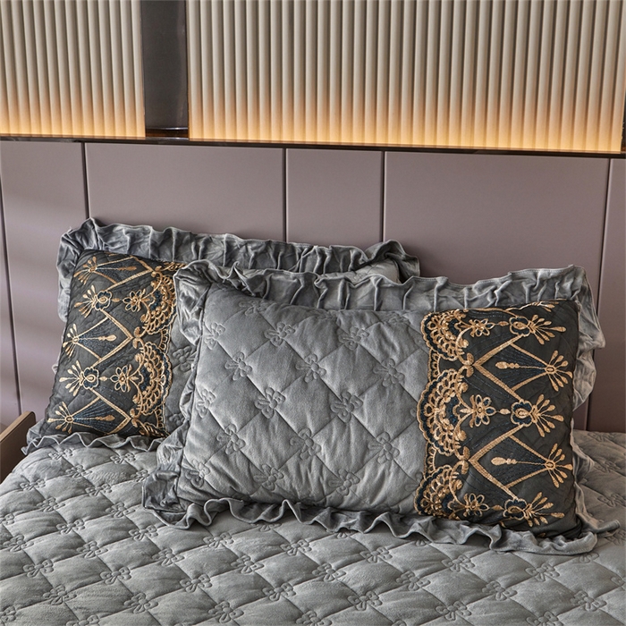 91家纺网 家纺一手货源 找家纺 屹成家纺2025新款水晶绒夹棉绗缝蕾丝床裙三件套（塞纳河畔）床裙单件起售价不低于105元 银灰