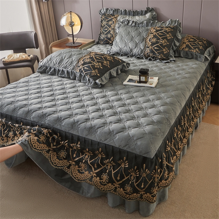 91家纺网 家纺一手货源 找家纺 屹成家纺2025新款水晶绒夹棉绗缝蕾丝床裙三件套（塞纳河畔）床裙单件起售价不低于105元 银灰