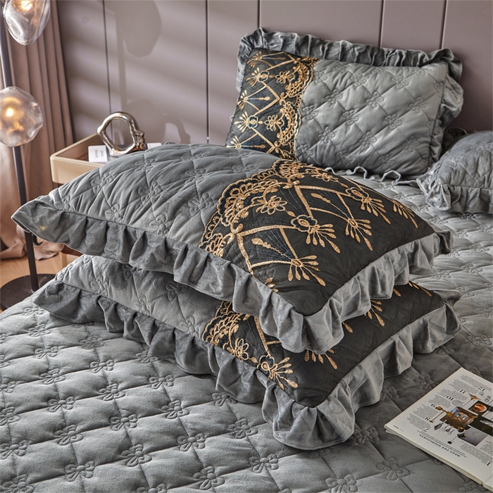 91家纺网 家纺一手货源 找家纺 屹成家纺2025新款水晶绒夹棉绗缝蕾丝床裙三件套（塞纳河畔）床裙单件起售价不低于105元 银灰