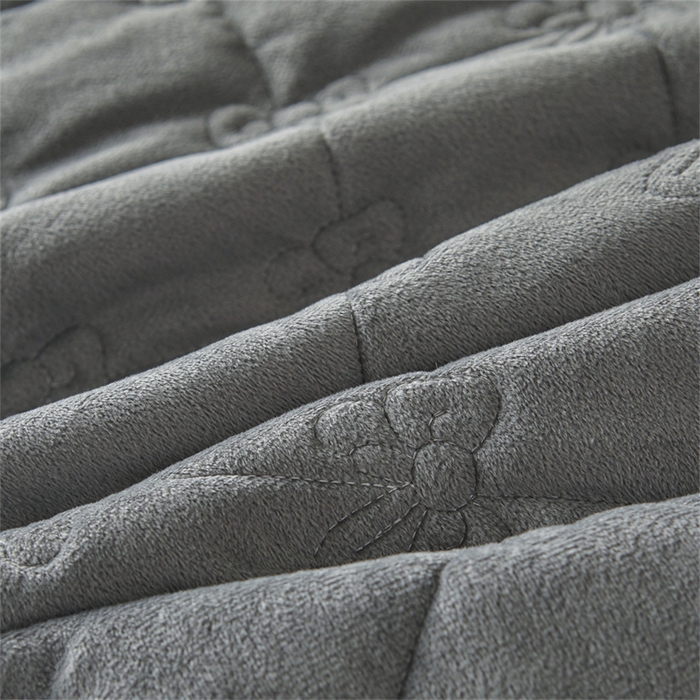 91家纺网 家纺一手货源 找家纺 屹成家纺2025新款水晶绒夹棉绗缝蕾丝床裙三件套（塞纳河畔）床裙单件起售价不低于105元 银灰