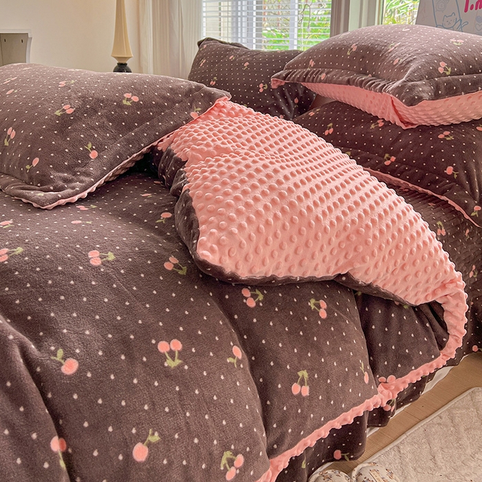 91家纺网 家纺一手货源 找家纺 一比一 2025新款加厚保暖豆豆牛奶绒床盖款四件套樱桃