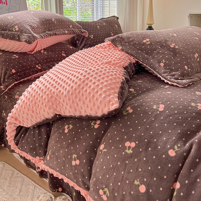 91家纺网 家纺一手货源 找家纺 一比一 2025新款加厚保暖豆豆牛奶绒床盖款四件套樱桃