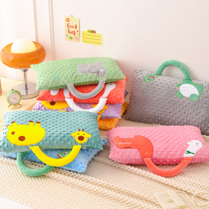 91家纺网 家纺一手货源 找家纺 （总）大熊枕芯 2025新款手提袋动物园豆豆绒儿童枕芯 枕套+内胆