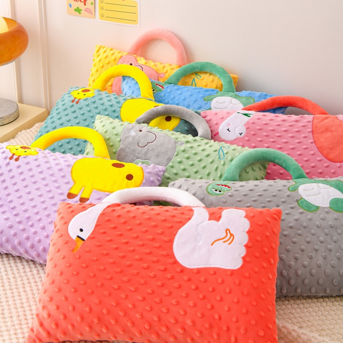 91家纺网 家纺一手货源 找家纺 （总）大熊枕芯 2025新款手提袋动物园豆豆绒儿童枕芯 枕套+内胆