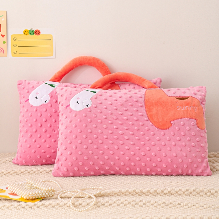 91家纺网 家纺一手货源 找家纺 大熊枕芯 2025新款手提袋动物园豆豆绒儿童枕芯 枕套+内胆 手提款-恐龙粉