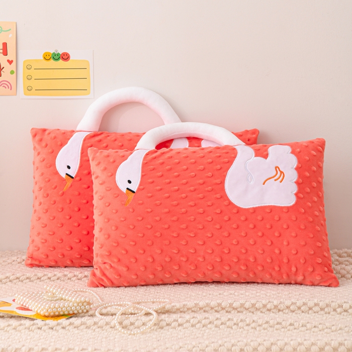 91家纺网 家纺一手货源 找家纺 大熊枕芯 2025新款手提袋动物园豆豆绒儿童枕芯 枕套+内胆 手提款-天鹅