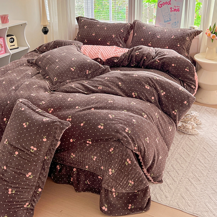 91家纺网 家纺一手货源 找家纺 一比一 2025新款加厚保暖豆豆牛奶绒床盖款四件套樱桃