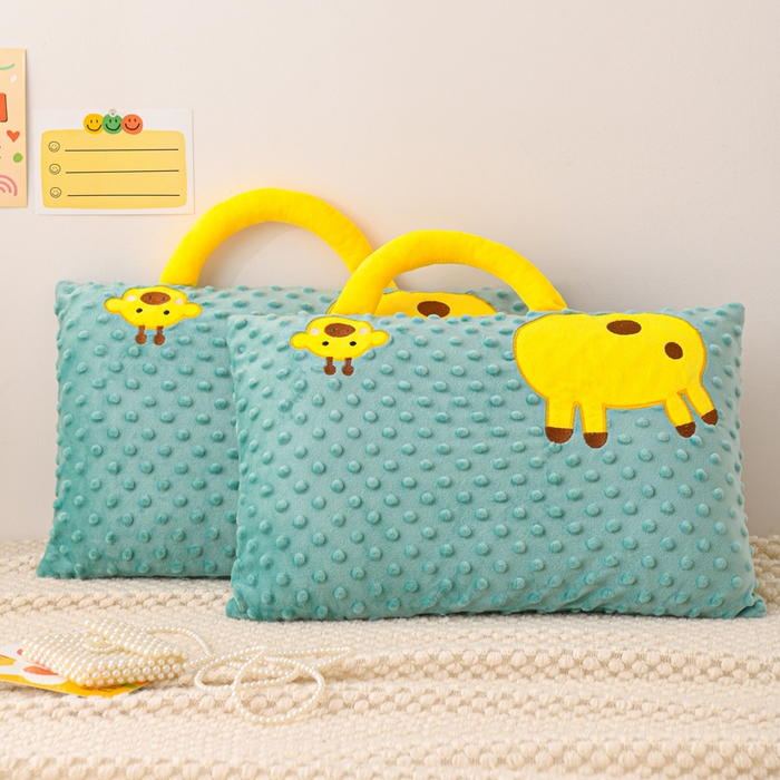 91家纺网 家纺一手货源 找家纺 大熊枕芯 2025新款手提袋动物园豆豆绒儿童枕芯 枕套+内胆 手提款-长颈鹿绿