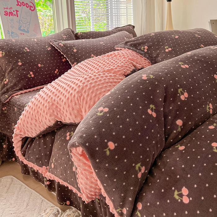 91家纺网 家纺一手货源 找家纺 一比一 2025新款加厚保暖豆豆牛奶绒床盖款四件套樱桃
