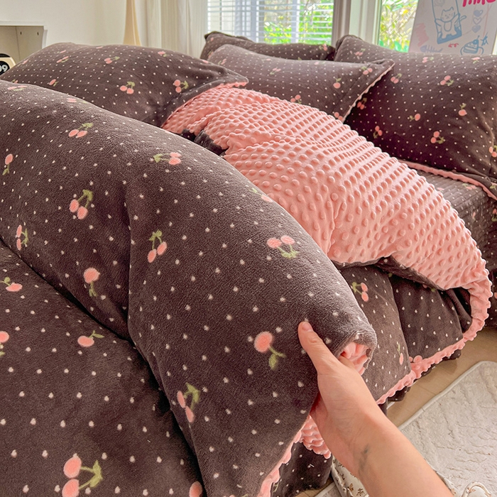 91家纺网 家纺一手货源 找家纺 一比一 2025新款加厚保暖豆豆牛奶绒床盖款四件套樱桃