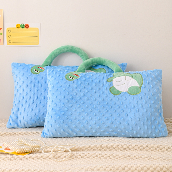 91家纺网 家纺一手货源 找家纺 大熊枕芯 2025新款手提袋动物园豆豆绒儿童枕芯 枕套+内胆 手提款-恐龙蓝