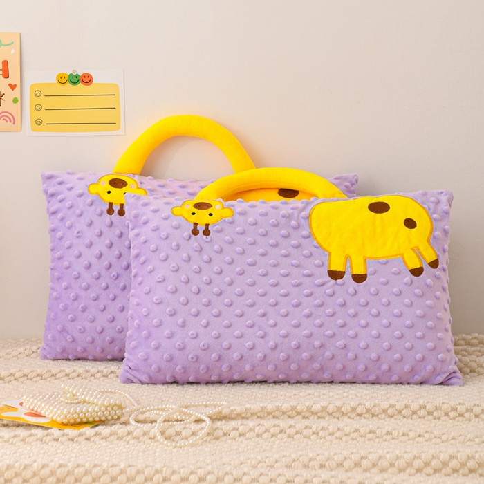 91家纺网 家纺一手货源 找家纺 大熊枕芯 2025新款手提袋动物园豆豆绒儿童枕芯 枕套+内胆 手提款-长颈鹿紫