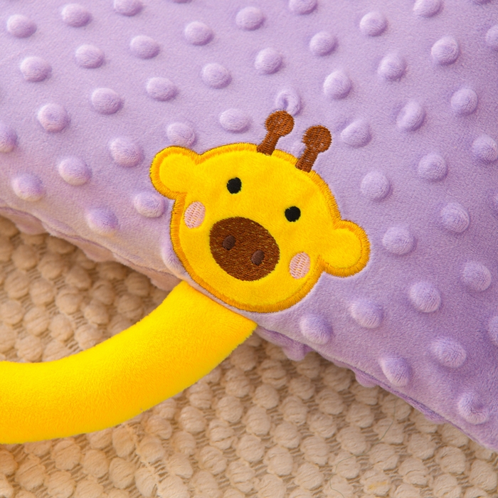 91家纺网 家纺一手货源 找家纺 大熊枕芯 2025新款手提袋动物园豆豆绒儿童枕芯 枕套+内胆 手提款-长颈鹿紫