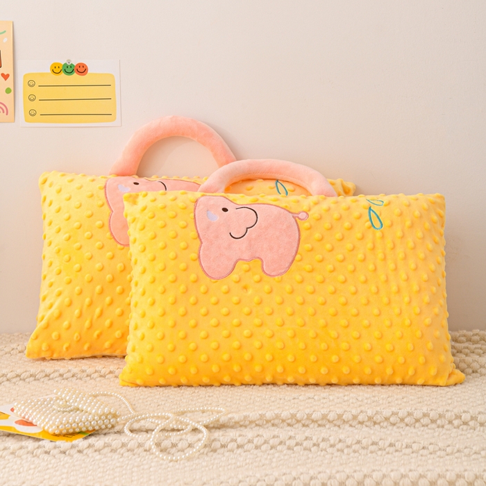 91家纺网 家纺一手货源 找家纺 大熊枕芯 2025新款手提袋动物园豆豆绒儿童枕芯 枕套+内胆 手提款-小象黄