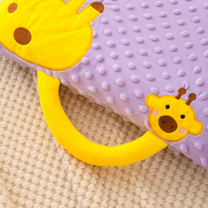 91家纺网 家纺一手货源 找家纺 大熊枕芯 2025新款手提袋动物园豆豆绒儿童枕芯 枕套+内胆 手提款-长颈鹿紫