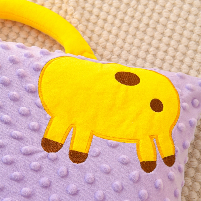 91家纺网 家纺一手货源 找家纺 大熊枕芯 2025新款手提袋动物园豆豆绒儿童枕芯 枕套+内胆 手提款-长颈鹿紫