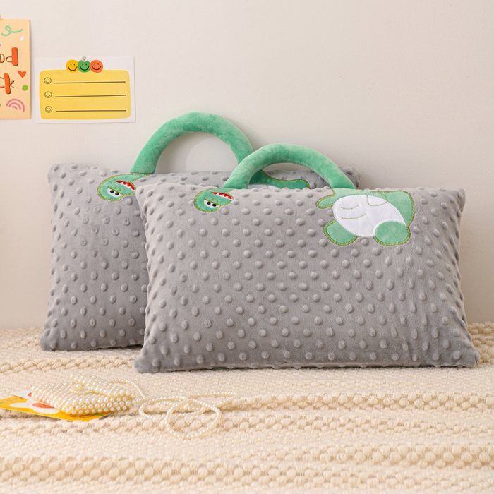 91家纺网 家纺一手货源 找家纺 大熊枕芯 2025新款手提袋动物园豆豆绒儿童枕芯 枕套+内胆 手提款-恐龙灰