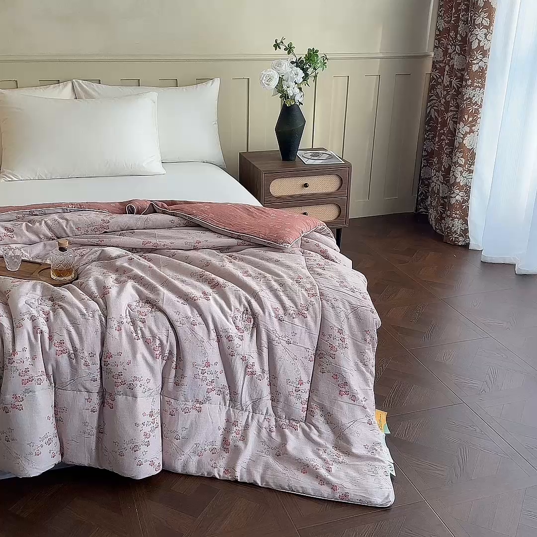 91家纺网 家纺一手货源 找家纺 睡棉坊 2025新款全棉纯棉色织提花双层纱冬被被子被芯 雪梅