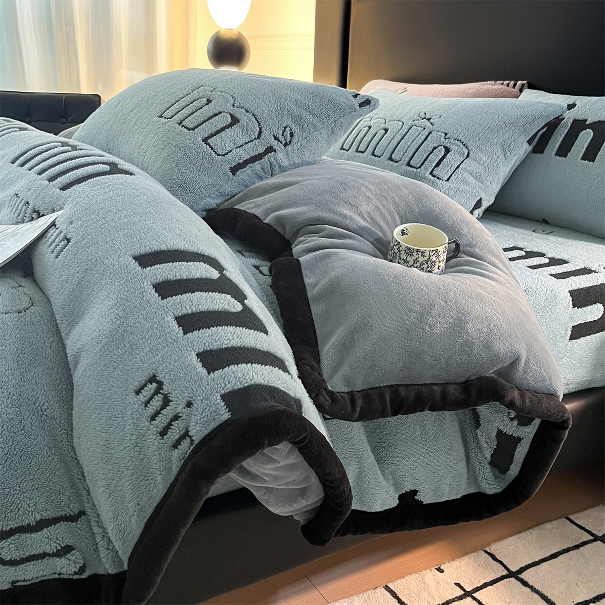 91家纺网 家纺一手货源 找家纺 慕木家纺 2025新款A类高克重云暮绒床笠款四件套(跨境专供首选）提供买家秀 云暮绒min床笠四件套-云朵蓝