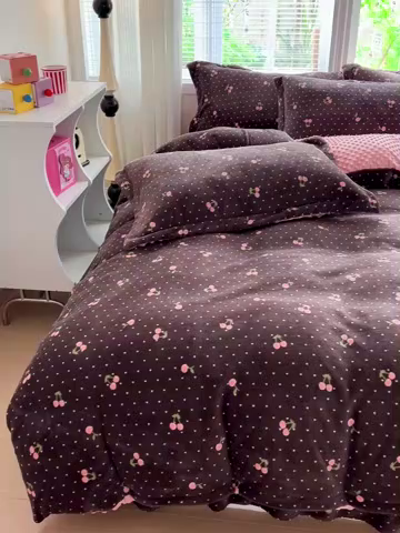 91家纺网 家纺一手货源 找家纺 一比一 2025新款加厚保暖豆豆牛奶绒床盖款四件套樱桃