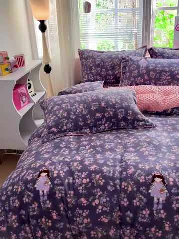 91家纺网 家纺一手货源 找家纺 一比一 2025新款加厚保暖豆豆牛奶绒床盖款四件套紫花萌境