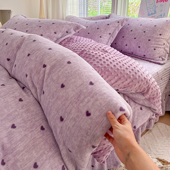 91家纺网 家纺一手货源 找家纺 一比一 2025新款加厚保暖豆豆牛奶绒床盖款四件套紫色小心心