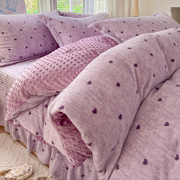 91家纺网 家纺一手货源 找家纺 一比一 2025新款加厚保暖豆豆牛奶绒床盖款四件套紫色小心心