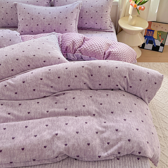 91家纺网 家纺一手货源 找家纺 一比一 2025新款加厚保暖豆豆牛奶绒床盖款四件套紫色小心心