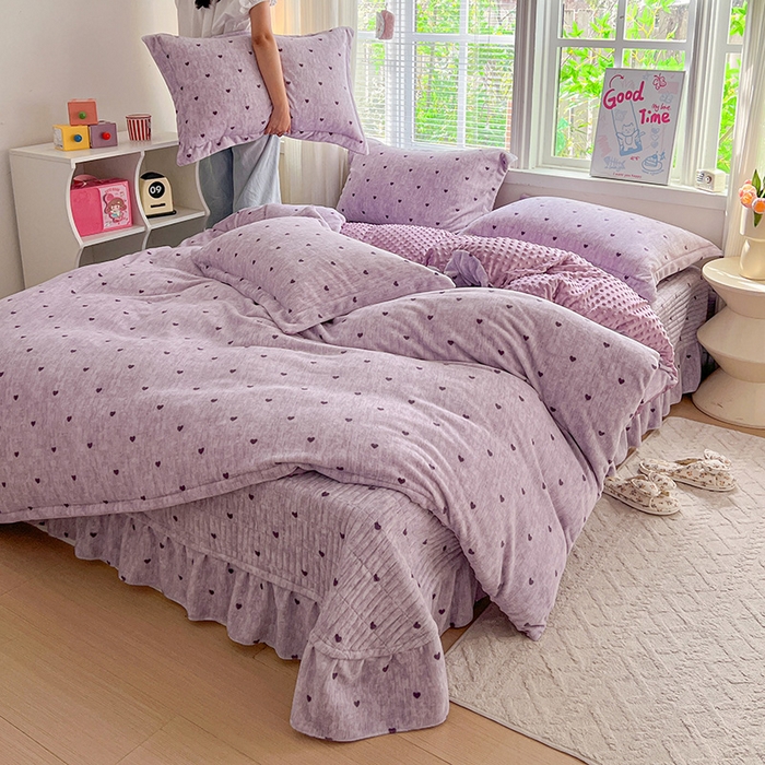 91家纺网 家纺一手货源 找家纺 一比一 2025新款加厚保暖豆豆牛奶绒床盖款四件套紫色小心心