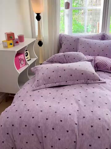 91家纺网 家纺一手货源 找家纺 一比一 2025新款加厚保暖豆豆牛奶绒床盖款四件套紫色小心心